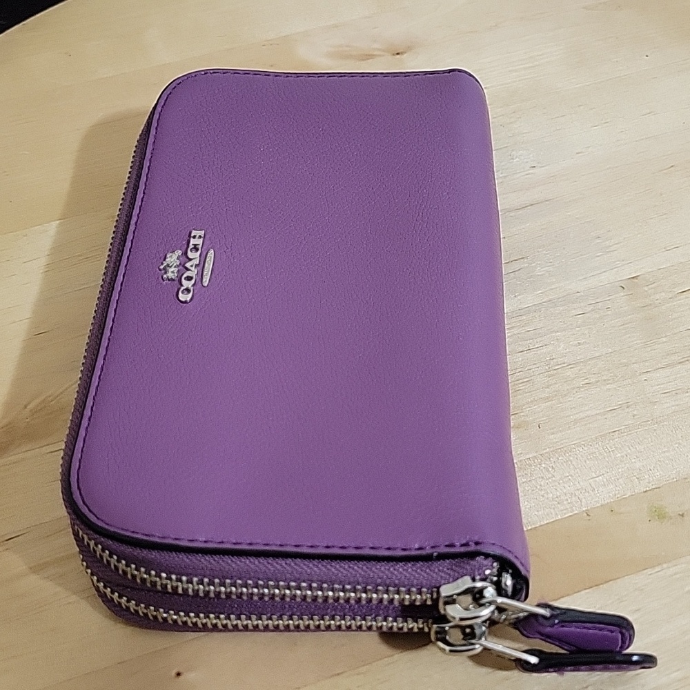 Coach cell Phone Wallet👛💜🥰